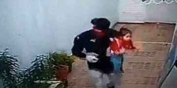 Los delincuentes quedaron registrados en la cámara (Web)