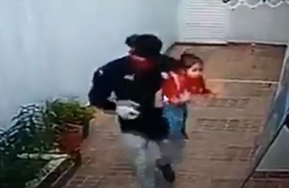 Entraron a robar a una casa con su bebé, golpearon a dos jubiladas y fueron filmados al escapar