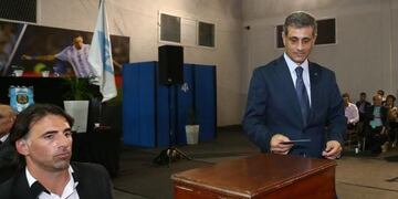 Escribano, sentado en la votaciu00f3n de AFA que lo puso inesperadamente en el ojo de la tormenta este viernes pasado.