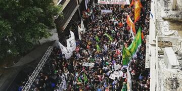 Marcha de los docentes universitarios en Rosario\u002E