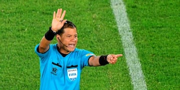 El peruano Víctor Carrillo no dirigirá el Flamengo-River por Copa Libertadores a raíz de una enfermedad\u002E / AFP PHOTO / Luis ACOSTA