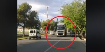 La imagen tomada del video, se ve cómo el camión transita en forma imprudente\u002E