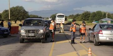 Controles vehiculares en los accesos a la ciudad de Cruz del Eje\u002E (Foto: Facebook / Municipalidad de Cruz del Eje)\u002E