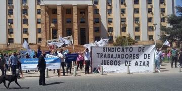 Trabajadores marcharon a Casa de Gobierno en busca de la reapertura de casinos