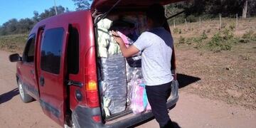 La mercadería ilegal dentro de la camioneta (Prensa Policía)