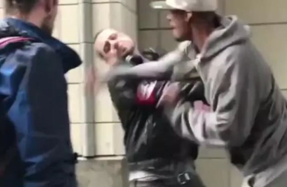 Divisó que era fanático nazi y lo noqueó con un brutal derechazo