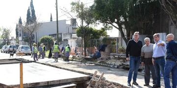 El intendente Luis Castellano y el Secretario de Obras Públicas, Luis Ambort, durante una recorrida de la obra de desagüe de Av\u002E Brasil y Tucumán, en agosto pasado (Prensa Municipalidad de Rafaela)