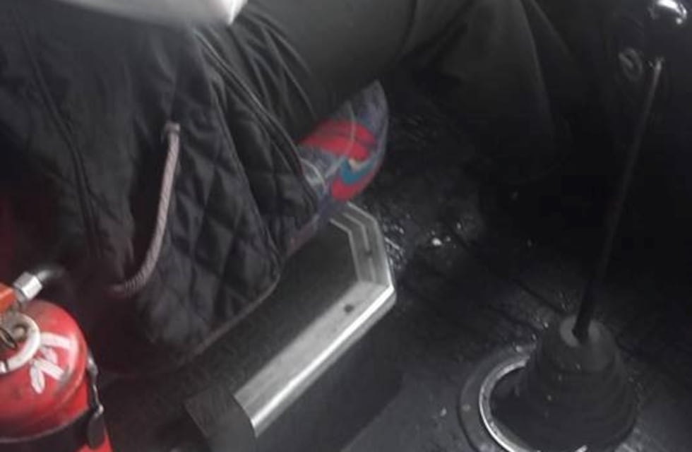 Un chofer tuvo que conducir con una toalla en la mano porque le llovía adentro del micro