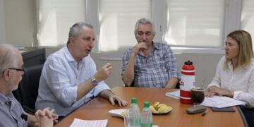 El gobernador junto a los directivos de EMSA\u002E