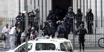 Oficiales de la policía en la basílica en Niza, donde ocurrió el atentado\u002E (EFE)