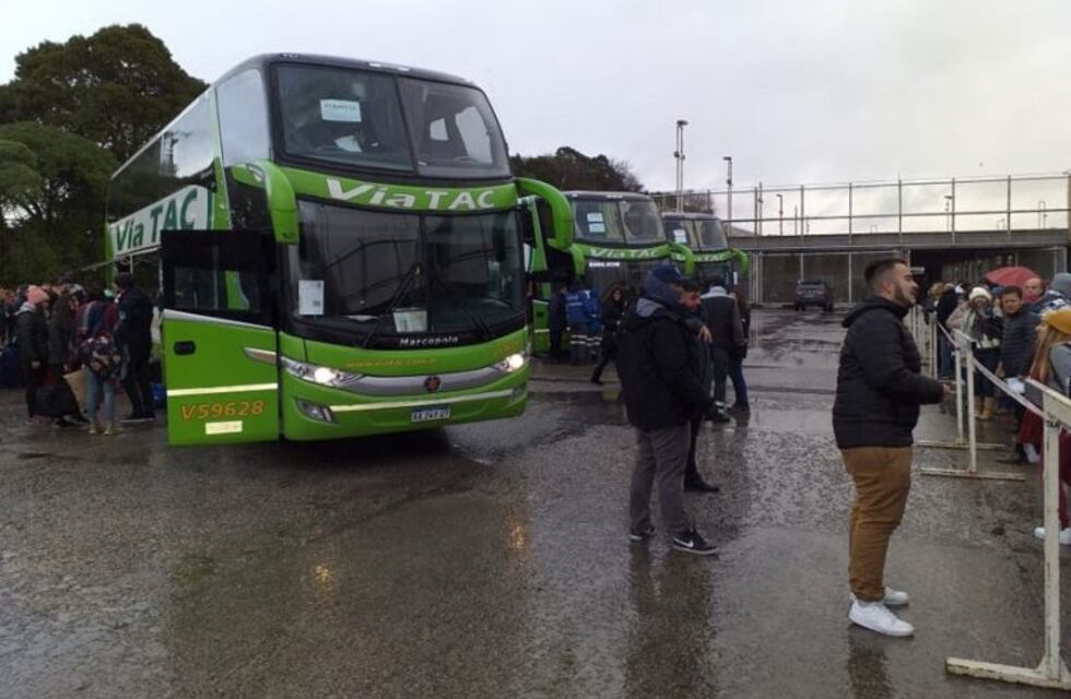 Arribó un colectivo con egresados contagiados de Covid-19 a Mendoza