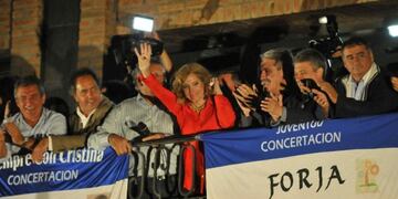 Desde la izquierda: Sergio Urribarri, Daniel Scioli, Juan Manuel Pereyra, Gloria Pereyra, Aníbal Fernández, Gustavo López y Edgardo Depetri\u002E López es funcionario K y armó Forja, el partido al que adhieren los Pereyra\u002E