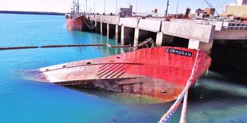 Reflotaron el buque Cormorán en el puerto de Comodoro