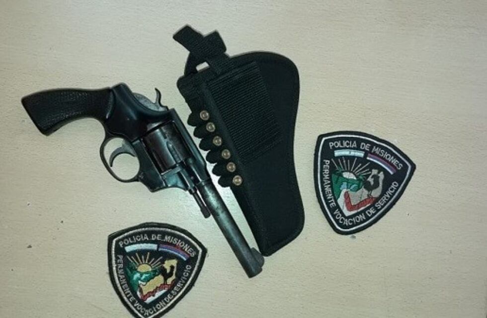 En medio de la cena sacó un revólver y amenazó a su familia