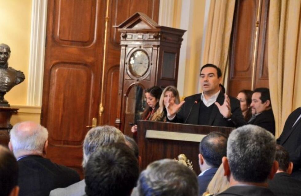 Valdés confirmó que habrá recomposición salarial para los estatales