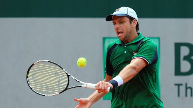 Argentina's Horacio Zeballos returns the ball to Croatia's Ivo Karlovic during their tennis match at the Roland Garros 2017 French Open on May 31, 2017 in Paris.  / AFP PHOTO / GABRIEL BOUYS