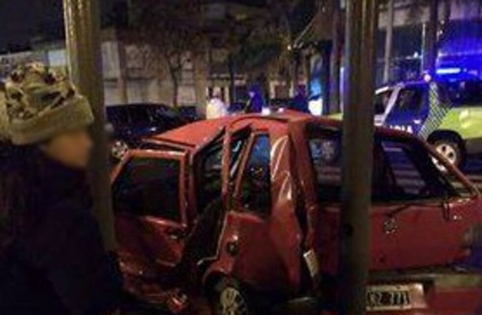 Choque a metros del viaducto: uno de las autos habría cruzado en rojo
