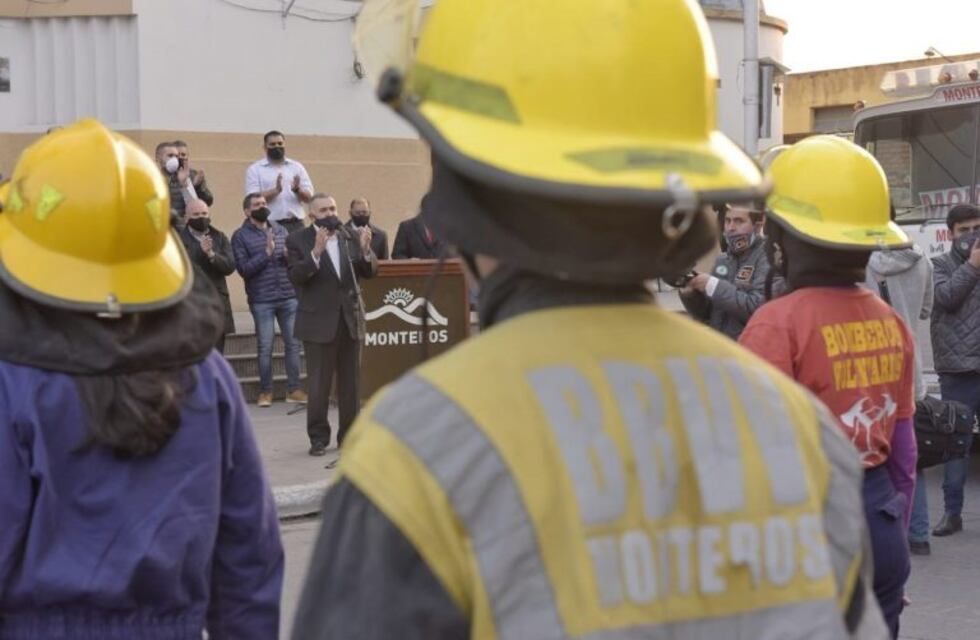 Jaldo participó en la entrega de una autobomba a bomberos de Monteros