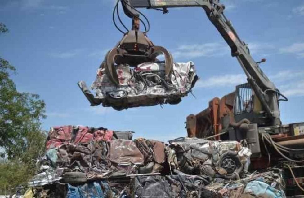Paquetitos de chatarra: compactaron autos secuestrados por la Justicia de Córdoba