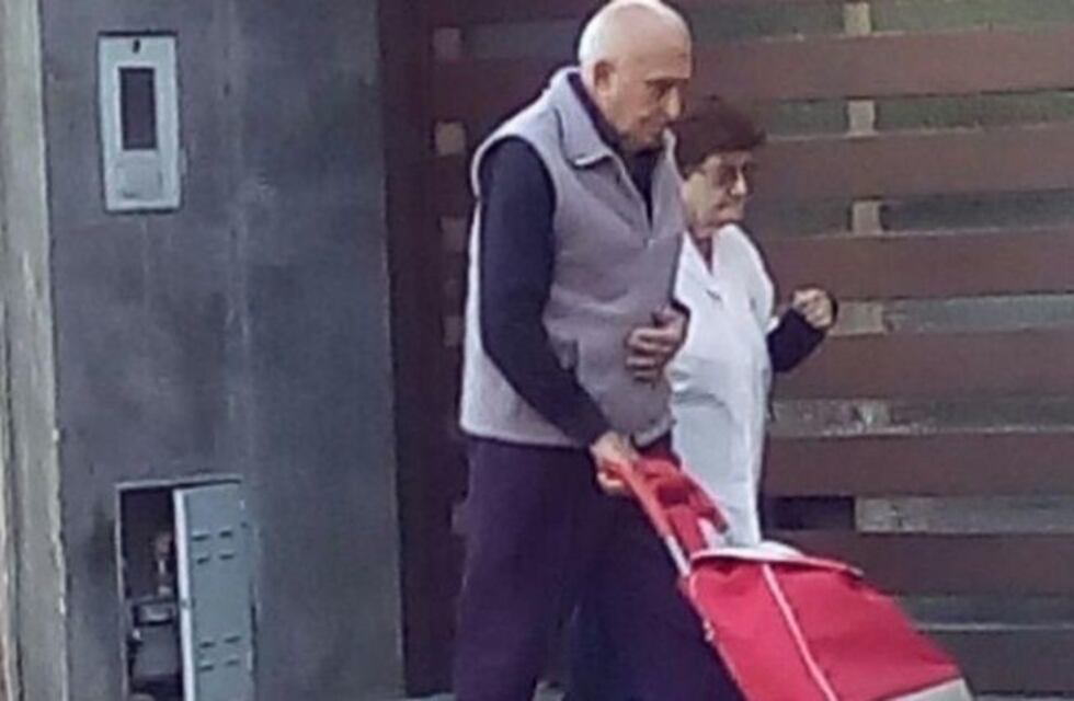 El represor "Tucu" Constanzo, con prisión domiciliaria, fue fotografiado paseando por Rosario