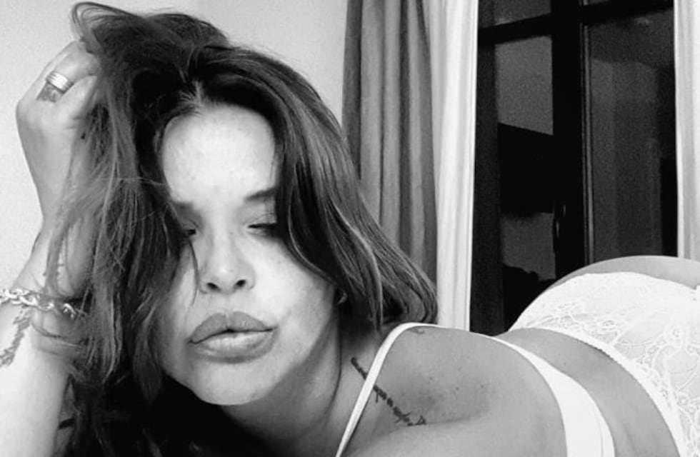 Con un traje de baño amarillo, Nazarena Velez posó en la pileta desde Brasil, adonde se fue de vacaciones