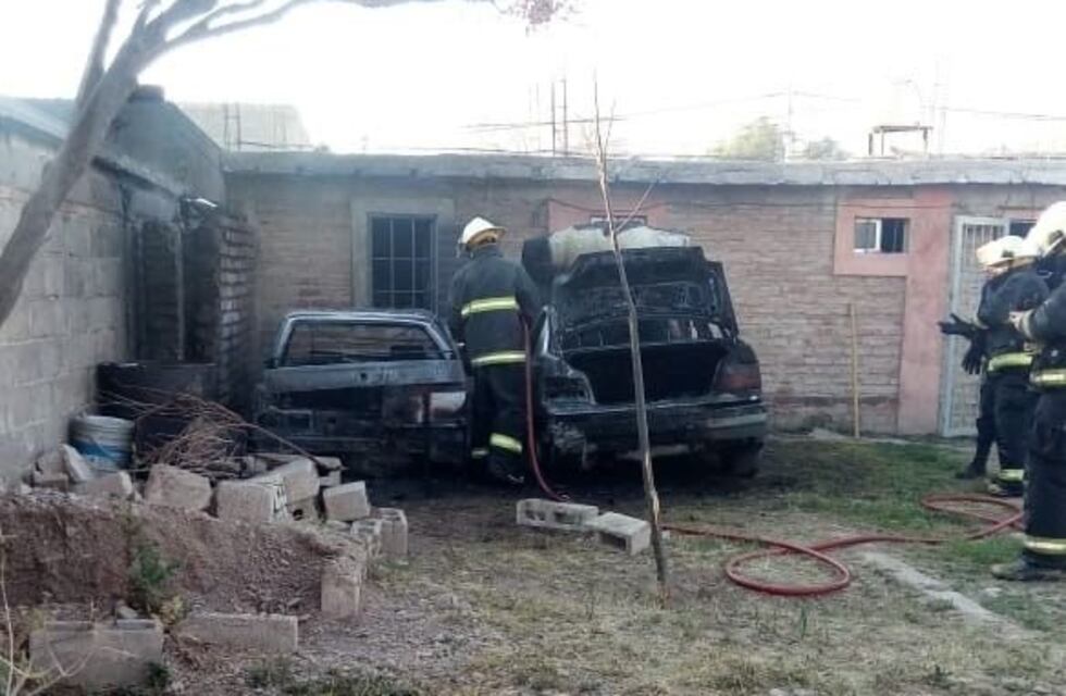 Estaba haciendo un asado, perdió el control del fuego e incendió dos vehículos