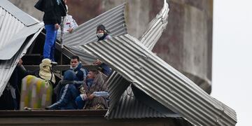 AME5469\u002E BUENOS AIRES (ARGENTINA), 24/04/2020\u002E- Internos de la cárcel de Villa Devoto se amotinan para pedir medidas que les permitan enfrentar el coronavirus, este viernes en Buenos Aires (Argentina)\u002E Un grupo de presos se amotinó este viernes en la cárcel de Villa Devoto, con motivo de la pandemia del COVID-19, para reclamar que se les permita acceder al régimen de arresto domiciliario, informaron a Efe fuentes oficiales\u002E EFE/ Juan Ignacio Roncoroni