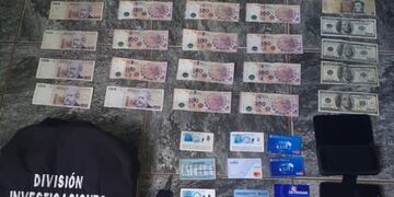 Dinero y tarjetas secuestradas al momento de la detención