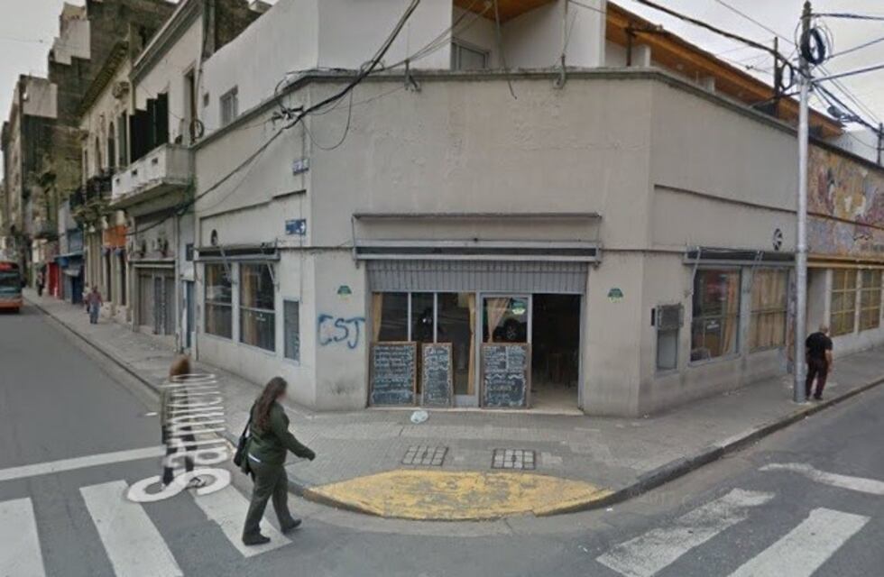 Allanaron un bar en busca de droga, retuvieron seis horas a los clientes y luego les dijeron que se habían equivocado