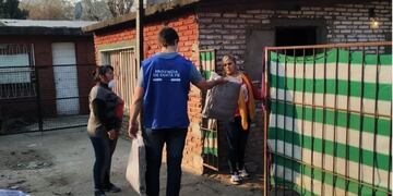 El Gobierno provincial organizó una recorrida por el barrio Gráfico de Rosario para entregar frazadas y kits con alimentos\u002E (@camiloscaglia)