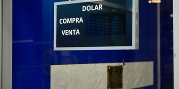 Sigue trabada la venta de dólares (Foto: Andrés D’Elia/Clarín)