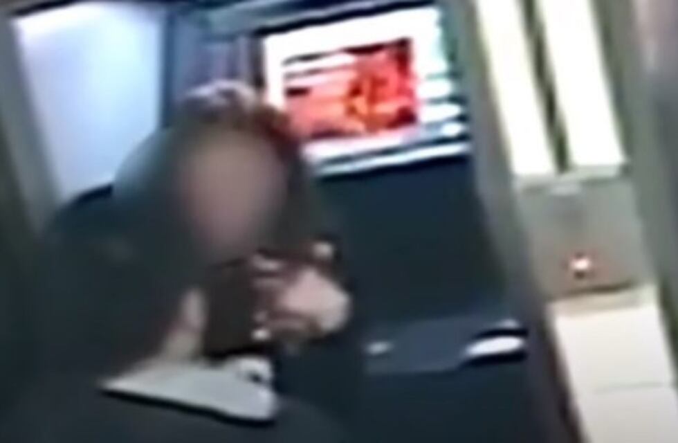 Le robó a una mujer en un cajero pero le devolvió el dinero al ver el saldo de su cuenta