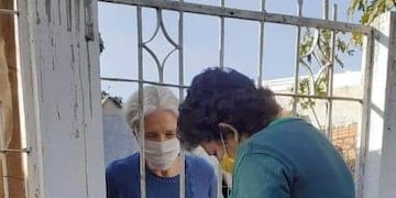 Anotaron a vecinos de San Gerardo para que reciban la vacuna antigripal y contra la neumonía en sus casas\u002E (Mun\u002E de Posadas)