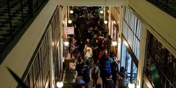 La propuesta contempla la extensión del horario de atención en los comercios\u002E