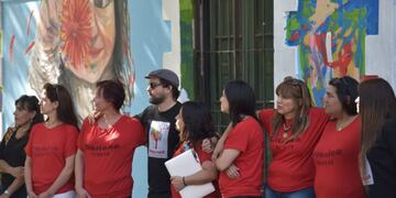 El artista plástico Darío Coronda, quien fue adoptado pero no conoce su origen biológico, coordinó el mural\u002E