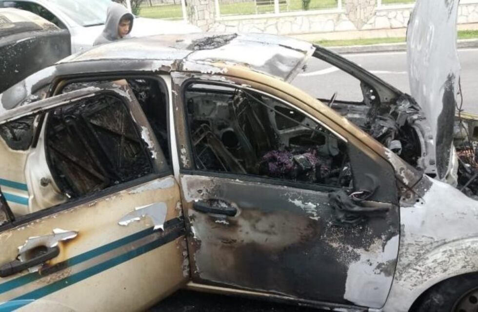 Se le prendió fuego el taxi, se descompensó y terminó internado