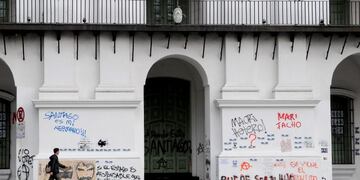 acto central protesta reclamo pedido de aparicion con vida del desaparecido Caso Santiago Maldonado en un marcha incidentes disturbios violencia luego de la marcha graffitis PINTADAS EN EL CABILDO edificio historico pintado por los manifestantes\r\nDYN15, BUENOS AIRES 02/09/2017, PERSONAL DEL GOBIERNO DE LA CIUDAD LIMPIA LA FACHADA DEL CABILDO LUEGO DE LAS PINTADAS DURANTE LA MARCHA DE SANTIAGO MALDONADO\u002E\r\nFOTO:DYN/PABLO AHARONIAN\u002E buenos aires desaparicion artesano y tatuador durante protesta en chubut caso desaparicion de santiago maldonado marcha manifestacion reclamo aparicion con vida