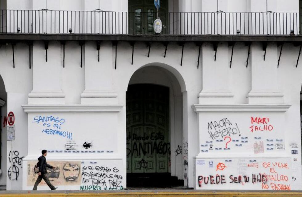 Vecinos de la Ciudad limpiaron edificios tras los disturbios en la marcha por Santiago Maldonado