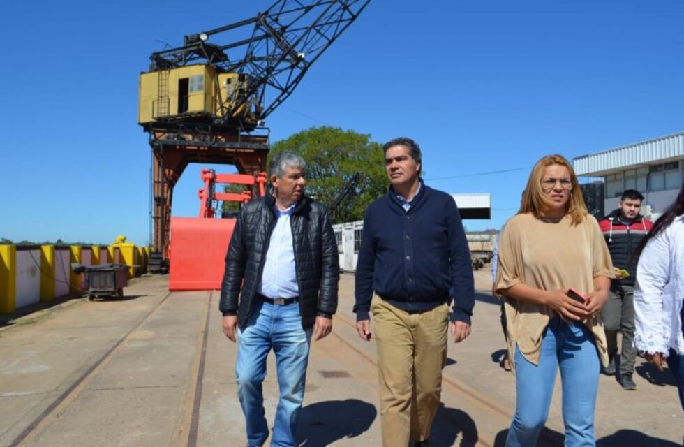Capitanich recorrió el Puerto de Barranqueras y se reunió con Bomberos Voluntarios