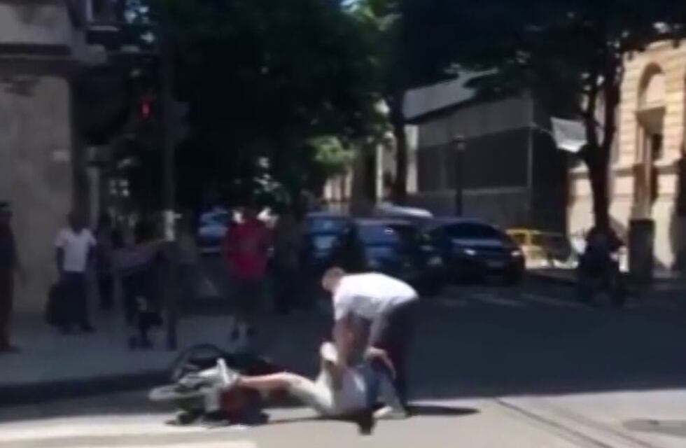 Dos conductores terminaron a las trompadas después de un choque en el centro rosarino