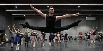 Emanuel Abruzzo sorprende con sus clases de ballet
