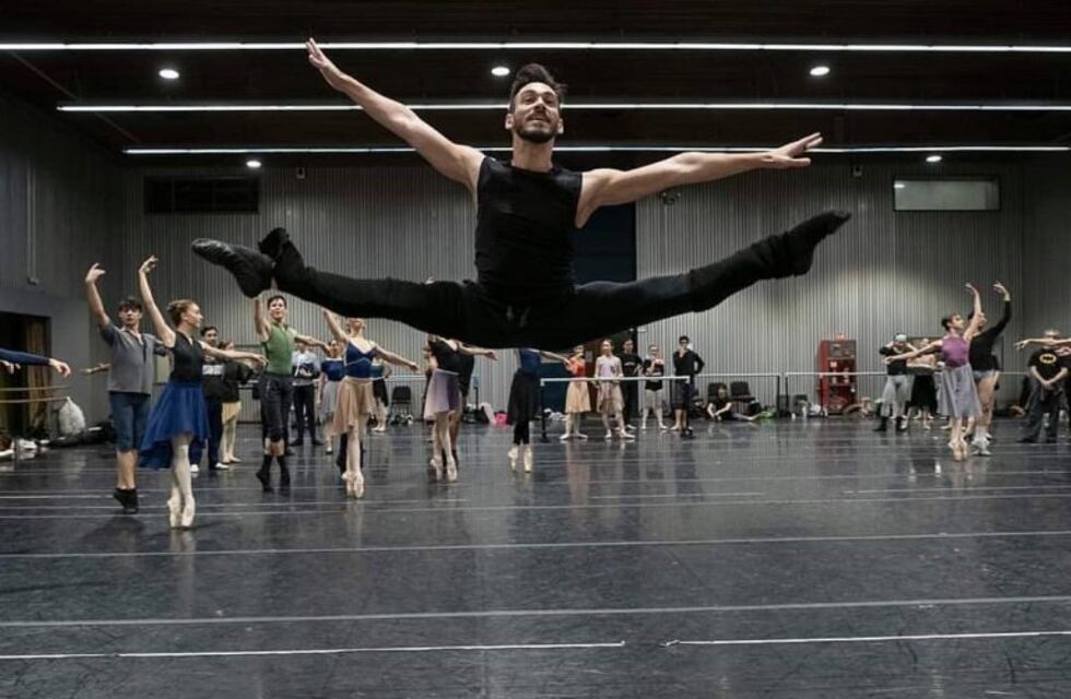 Un bailarín rosarino del Colón es tendencia mundial por sus clases online de ballet