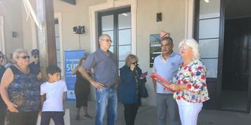 La comisión vecinal le entregó un petitorio al delegado\u002E (Vía San Nicolás)