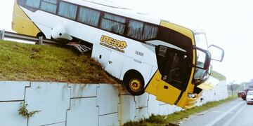 El vehículo quedó trabado sobre el terraplén del intercambiador\u002E (@hernanfunes)