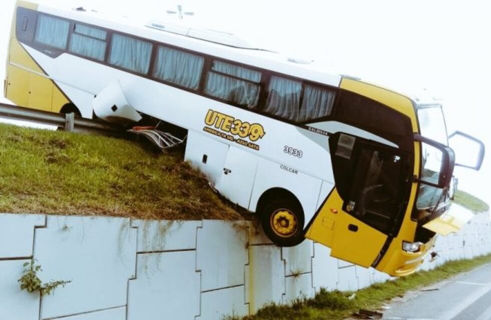 Un colectivo despistó, chocó y quedó colgado sobre Circunvalación