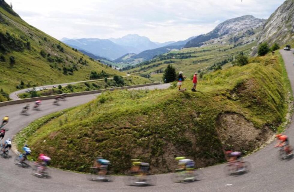 Un video escalofriante muestra como un ciclista cayó al vacío desde un puente, durante una carrera en Italia