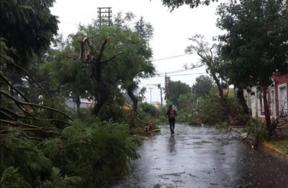 Una fuerte tormenta causó destrozos en la capital provincial