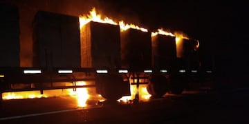 Incendio de camión con celulosa - RN14\nCrédito: Bomberos Voluntarios Ceibas