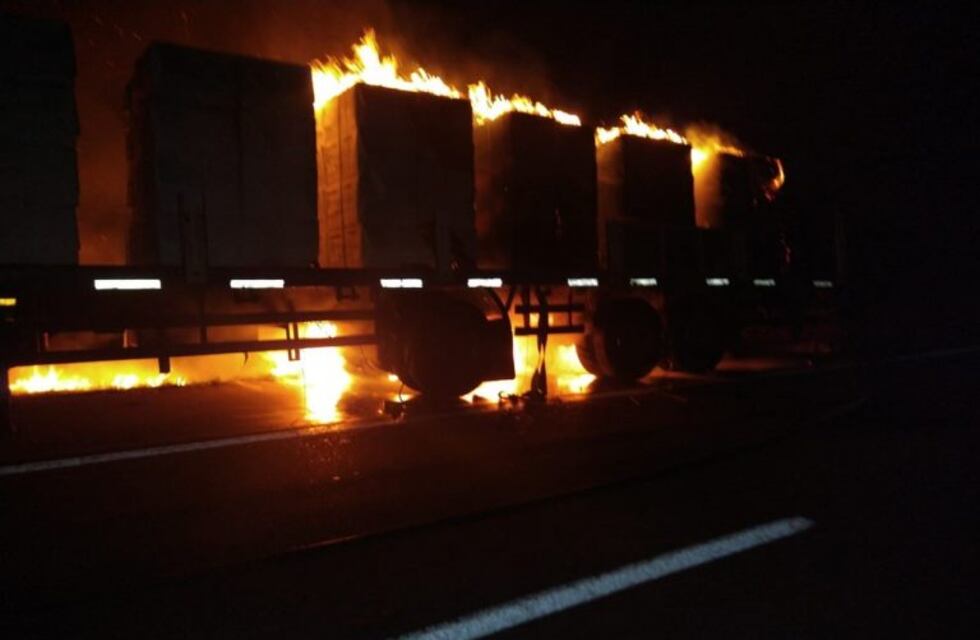 Un camión ardió en llamas sobre la RN 14 esta madrugada