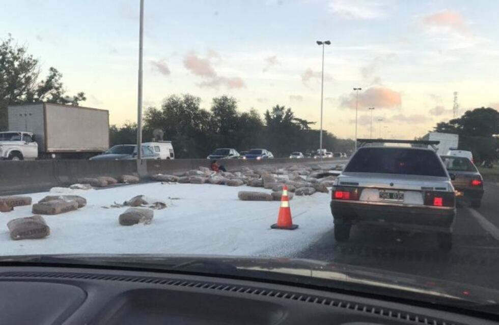 Chocaron dos camiones en la autopista Ricchieri y hay demoras